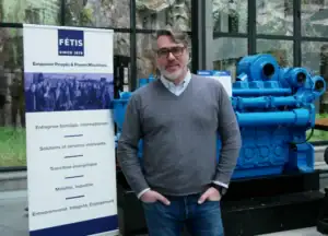 Ludovic LONGEPE - DSI de Fetis Group devant un des moteurs distribué par l'industriel.
